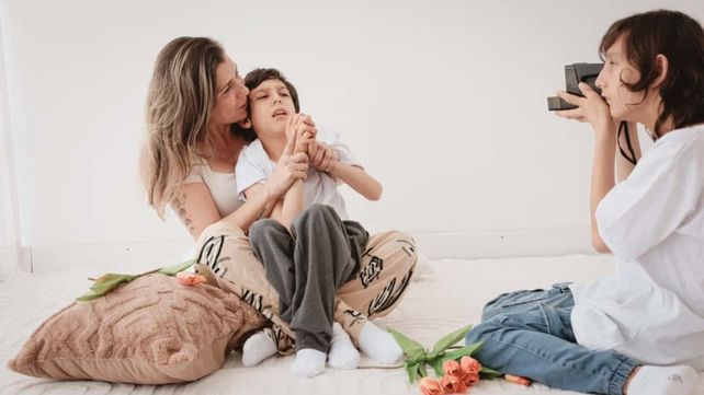Fernanda Masin posa para la foto instantánea junto a Juanse