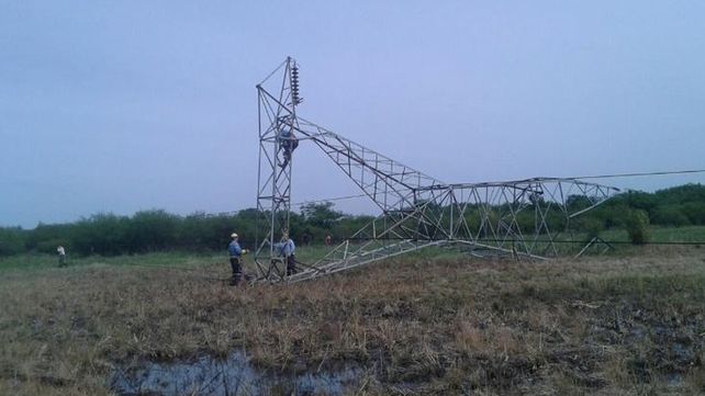 Los operarios llevan adelante los trabajos para el reemplazo de la torre.