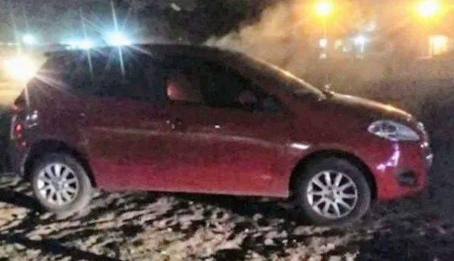 El Palio rojo encontrado en barrio Vía Honda cuando había sido prendido fuego.