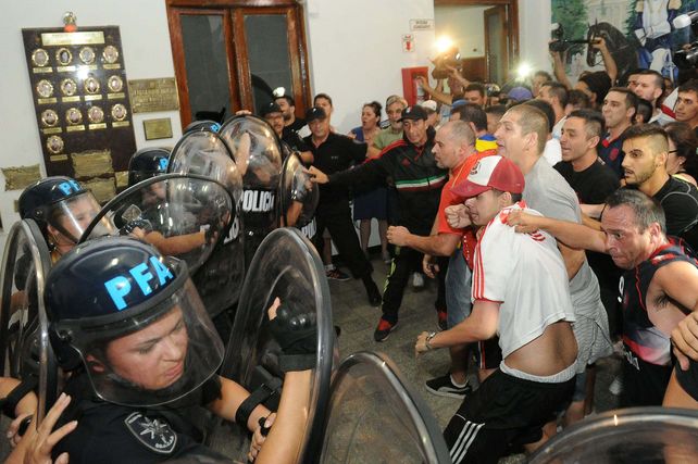 Los vecinos de flores se enfrentaron con la policía