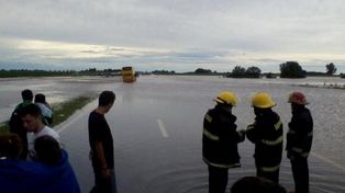 Se desbordó el arroyo Ramallo y cortaron la autopista