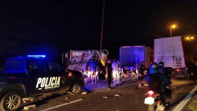 Camión que transportaba pollos volcó y la carga fue saqueada