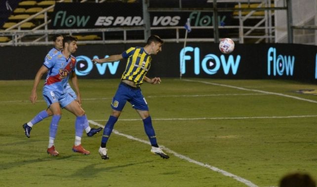 Charrúa goleador. Rabuñal cabecea el centro de Lo Celso y deja sin chances a Navarro.&nbsp;