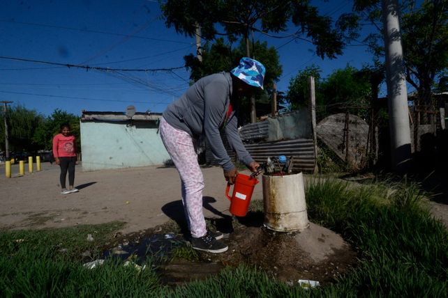 La deuda del agua: en 2023 llevarán el servicio a ocho barrios y 1.800 familias rosarinas