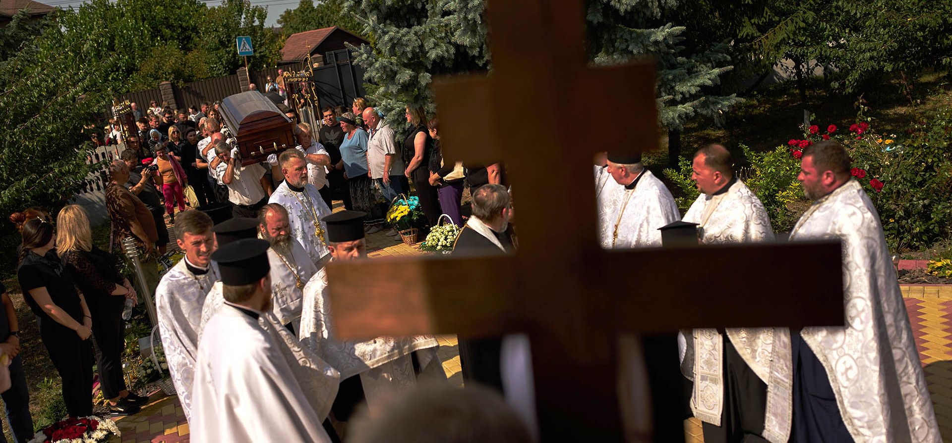 Portadores del féretro llevan el ataúd de Taras Didych, jefe de la comunidad de Dmytrivska en la región de Kiev, quien murió cuando acudía a ayudar a los residentes locales tras un ataque con drones rusos durante su funeral en Myla, en las afueras de Kiev, el lunes 31 de agosto de 2026. (Foto AP/Francisco Seco)