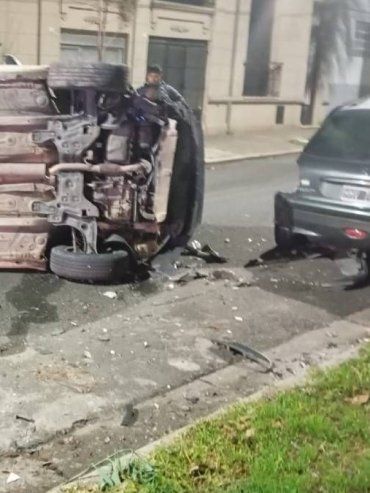 Conductor maniobró para evitar a un perro y terminó impactando contra un auto estacionado