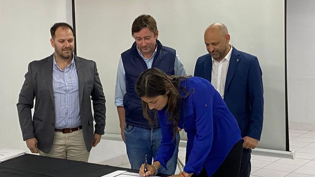 La subsecretaria de Producción y Desarrollo de la Municipalidad de San Jorge rubricó el convenio junto al intendente