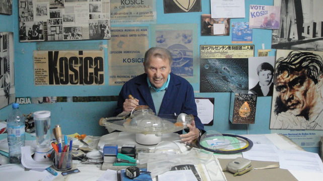 La muestra del Museo Castagnino expone más de 60 obras de Gyula Kosice.