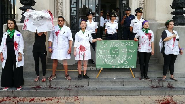 Más de 4.000 mujeres marcharon hacia la Legislatura para reclamar por sus derechos