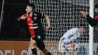 Tomás Sandoval sigue agigantando su marca goleadora en Colón