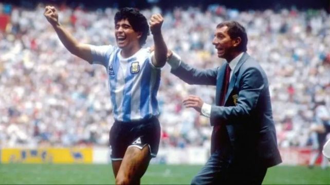 Mientras Maradona celebra, Bilardo intenta dar indicaciones tácticas a su equipo.