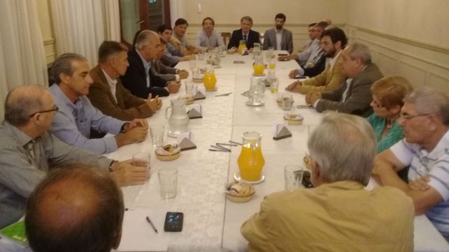 Los referentes de la Federación Gremial junto a los funcionarios nacionales.&nbsp;