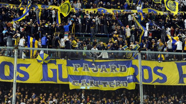 Cancha. La barra de Central con una bandera para el Pájaro.