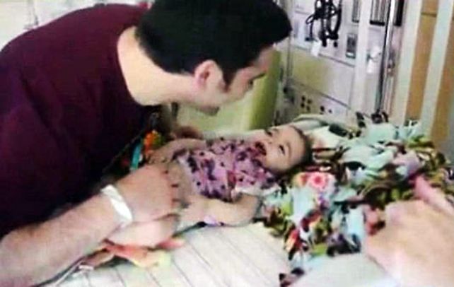 Esperanzador. Los padres de la nena colgaron ayer un video donde se la ve jugando y riéndose.