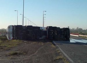 Volcó un camión con sales y químicos para una curtiembre