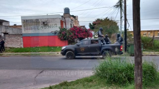 Fuerte operativo en barrio Paraná V en busca de armas tras la violencia desatada entre dos familias