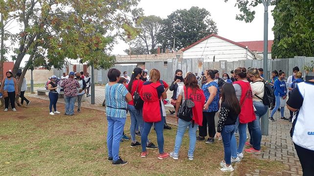 Vacunación contra el coronavirus en los barrios. Comenzó el operativo para llegar con las vacunas a todos los adultos mayores que aún no fueron vacunados.&nbsp;