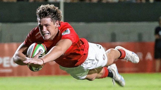 Lautaro Cipriani se zambulle en el ingoal para apoyar el último try de Dogos XV ante American Raptors.
