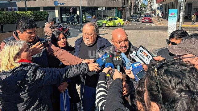 Conflicto docente: gremios de Santa Fe marcharon contra el aumento salarial por decreto del gobierno provincial.