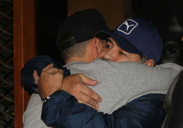 Se conocieron las fotos del primer encuentro de Maradona con su hijo Diego Jr.