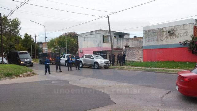 Fuerte operativo en barrio Paraná V en busca de armas tras la violencia desatada entre dos familias