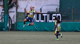La capitana canalla festeja con alma y vida su gol de tiro libre en el final del partido