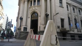 A la espera de Milei. Este viernes se implementaron restricciones para el estacionamiento en Corrientes y Córdoba.&nbsp;