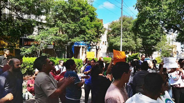 Trabajadores suplentes de Salud se concentraron en calle 25 de mayo