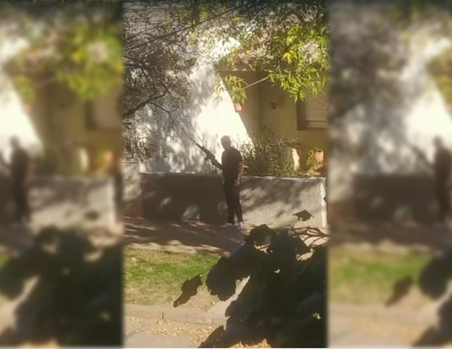 El hombre comenzó a disparar en la vereda de calle 26 de Enero en el barrio Mosconi de Rafaela.