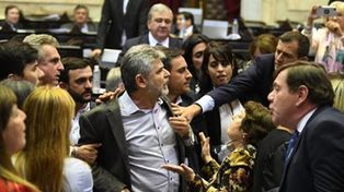 El recinto en 2018. Cuando el diputado del PRO Massot le grita a Moreau que salga a pelear y Filmus quiere tomar el lugar en el reto.