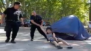 Agentes de la UR4, retiraron a la rastra hoy a los manifestantes antes de demorarlos.