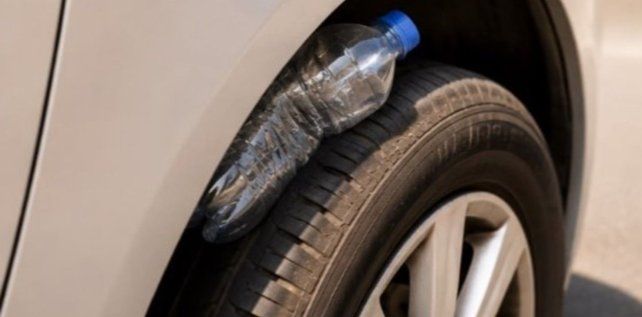 Las botellas colocadas en los autos.