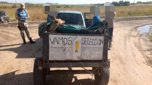 Este sábado por la tarde, personal de la Dirección Prevención Delitos Rurales Brigada Gualeguaychú detuvo a tres cazadores furtivos en Colonia El Potrero. Se constató que las personas regresaban de realizar la actividad ilegal por las faenadas especies autóctonas protegidas por la Ley Provincial de Caza.