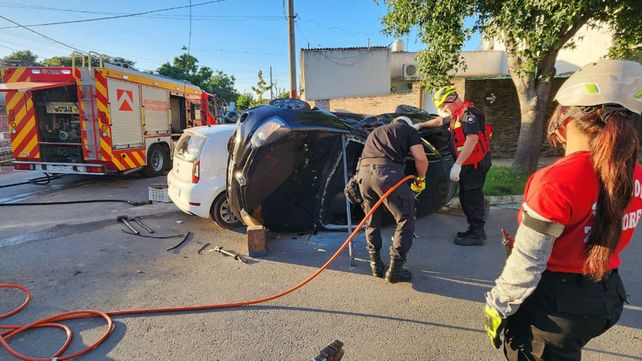 Fuerte choque en zona sur. Un auto volcó y Bomberos Zapadores rescató a uno de los ocupantes.&nbsp;
