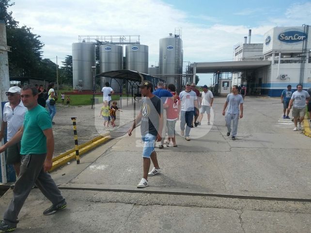 Trabajadores suspendidos de Sancor acampan en la planta