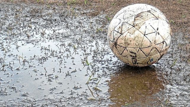 La Liga Santafesina suspendió por mal clima el cotejo entre Nacional y Cosmos FC.