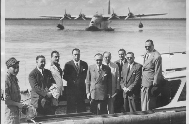 Funcionarios locales recibiendo al hidroavión Brasil