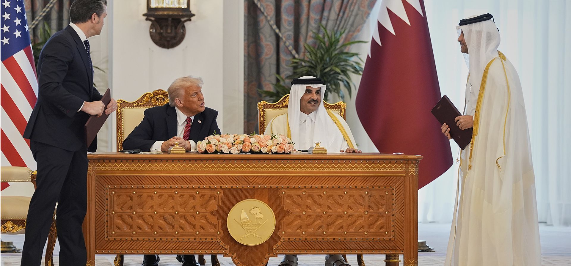 El presidente Donald Trump y el emir de Qatar, el jeque Tamim bin Hamad Al Thani, conversan con el secretario de Defensa, Pete Hegseth (izquierda), y el jeque Saud bin Abdul Rahman Al Thani, viceprimer ministro y ministro de Estado para Asuntos de Defensa de Qatar, tras intercambiar documentos durante una ceremonia de firma en el Amiri Diwan de Doha, Qatar, el miércoles 14 de mayo de 2025. (Foto AP/Alex Brandon) El presidente Donald Trump y el emir de Qatar, el jeque Tamim bin Hamad Al Thani, conversan con el secretario de Defensa, Pete Hegseth (izquierda), y el jeque Saud bin Abdul Rahman Al Thani, viceprimer ministro y ministro de Estado para Asuntos de Defensa de Qatar, tras intercambiar documentos durante una ceremonia de firma en el Amiri Diwan de Doha, Qatar, el miércoles 14 de mayo de 2025. (Foto AP/Alex Brandon)