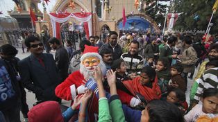 La celebración de la Navidad alrededor del mundo le puso color a la tradicional fiesta