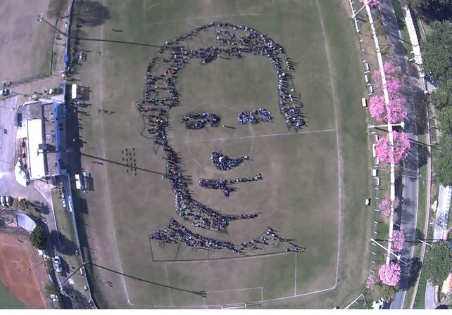 Con alegría. En el medio de la cancha