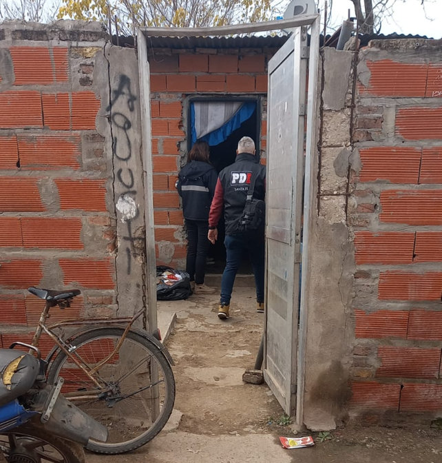 Personal de PDI en la vivienda allanada este martes y donde fue aprehendido el segundo sospechoso por la balacera y amenazas a Di María. 