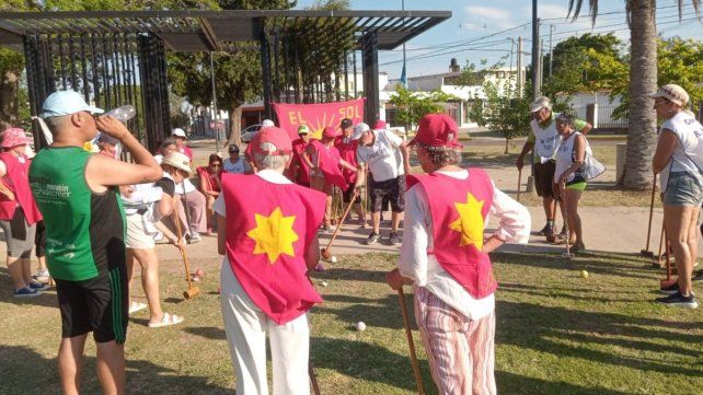 Unos 40 adultos mayores asisten a las clases de golf croquet en el complejo El Sol. Unos 40 adultos mayores asisten a las clases de golf croquet en el complejo El Sol.