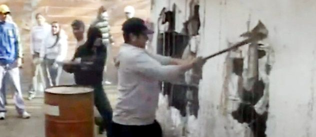 Los vecinos atacaron la vivienda de Tarragona 1150 bis donde se vendían estupefacientes y que ya había sido allanada por la policía hace poco más de un año.