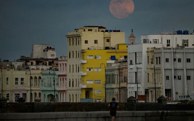 Una Super Lunarosa llena se eleva sobre La Habana .