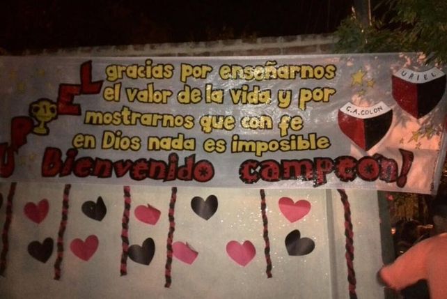 El pequeño Uriel llegó a Santa Fe y lo recibieron como un campeón de la vida