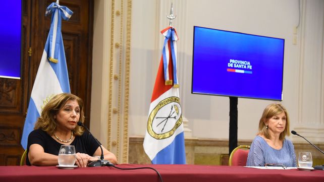 La ministra de Salud Sonia Martorano junto a la médica Soledad Guerrero