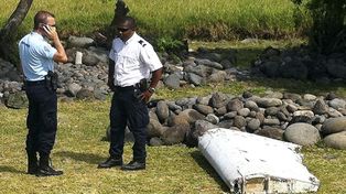 Francia busca vestigios del avión malasio caído