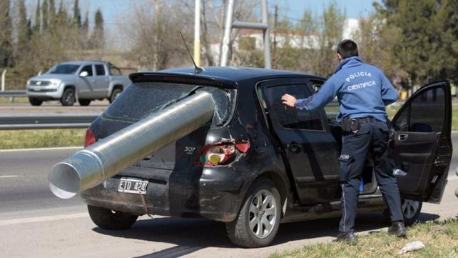Se les incrustó un caño en el auto y salieron ilesos
