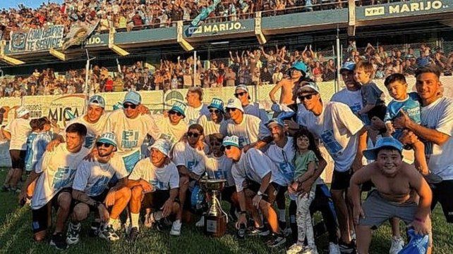 El plantel de Estudiantes festejó con su gente en Río Cuarto.