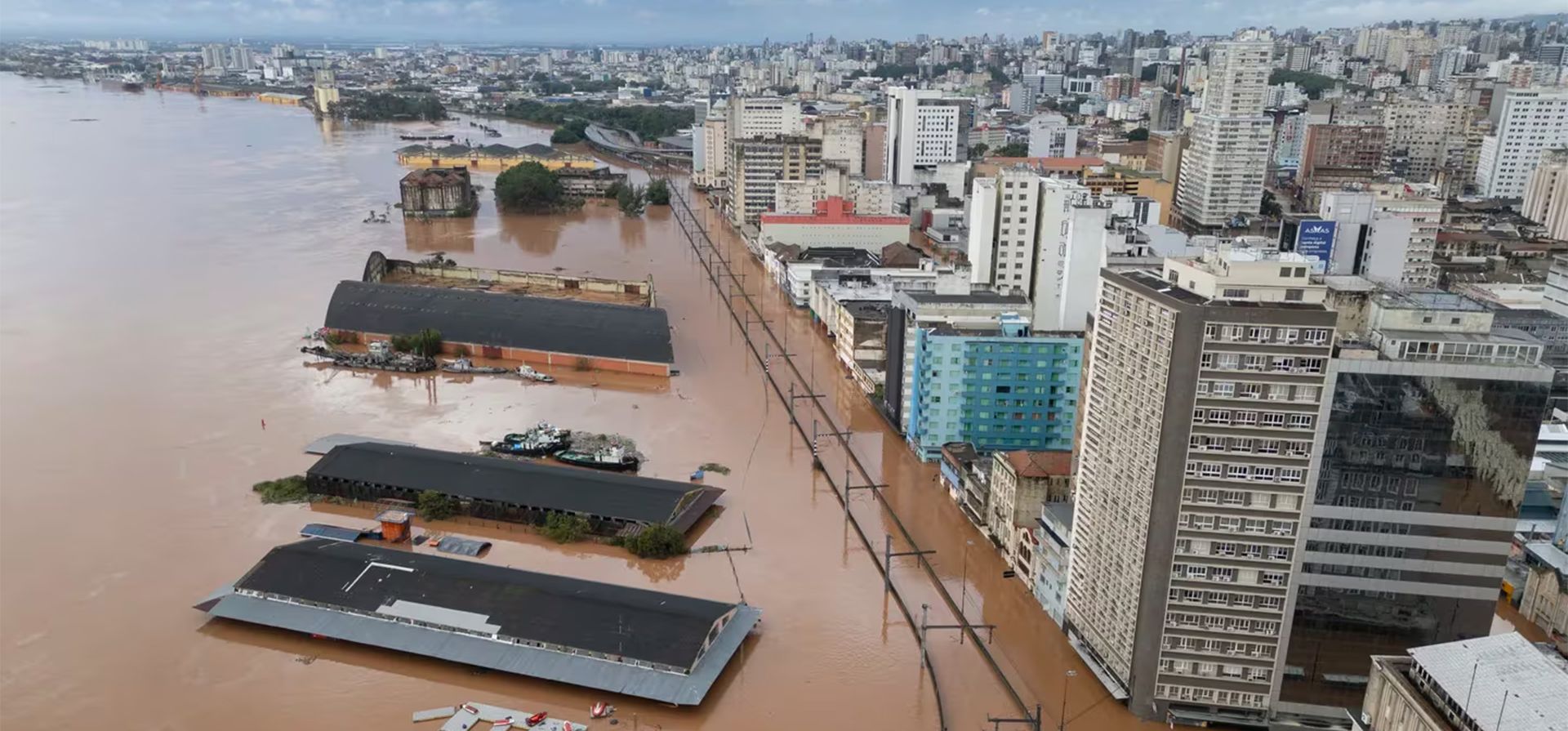 Fotografía aérea tomada con un dron que muestra una zona inundada este 5 de mayo de 2024, tras la crecida del lago Guaíba en la ciudad de Porto Alegre (Brasil). EFE/ Isaac Fontana Fotografía aérea tomada con un dron que muestra una zona inundada este 5 de mayo de 2024, tras la crecida del lago Guaíba en la ciudad de Porto Alegre (Brasil). EFE/ Isaac Fontana